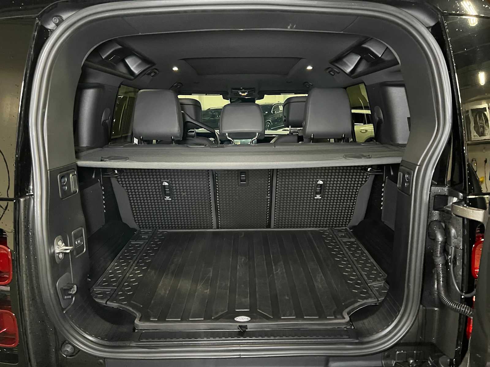 2025 Land Rover Defender X-Dynamic SE