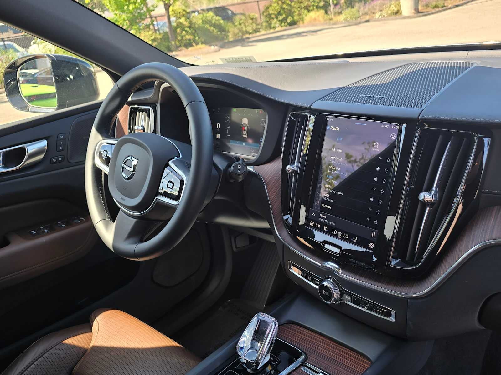 2023 Volvo XC60 Recharge Plug-In Hybrid Ultimate Dark Theme