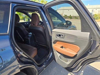 2023 Volvo XC60 Recharge Plug-In Hybrid Ultimate Dark Theme