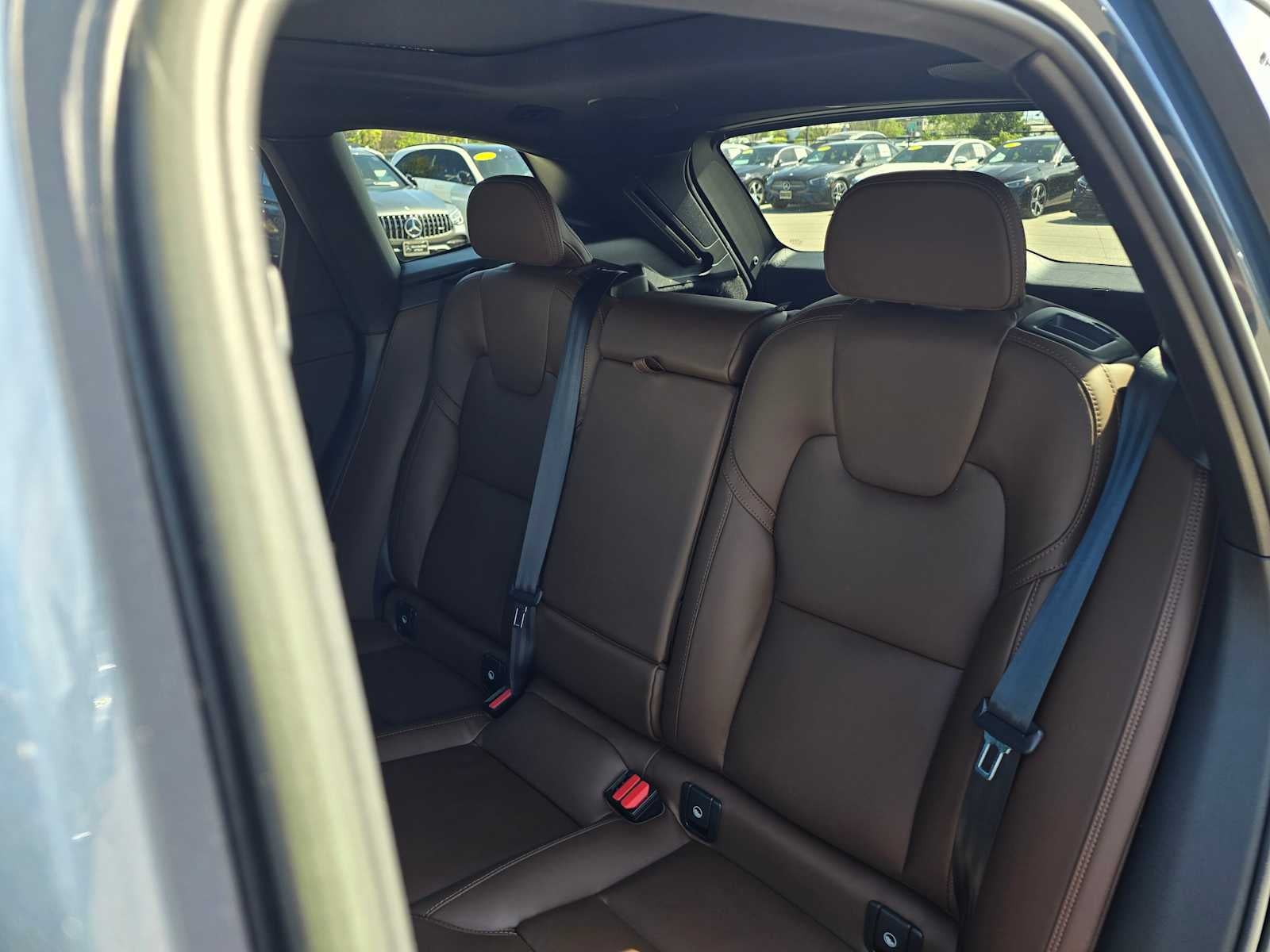 2023 Volvo XC60 Recharge Plug-In Hybrid Ultimate Dark Theme