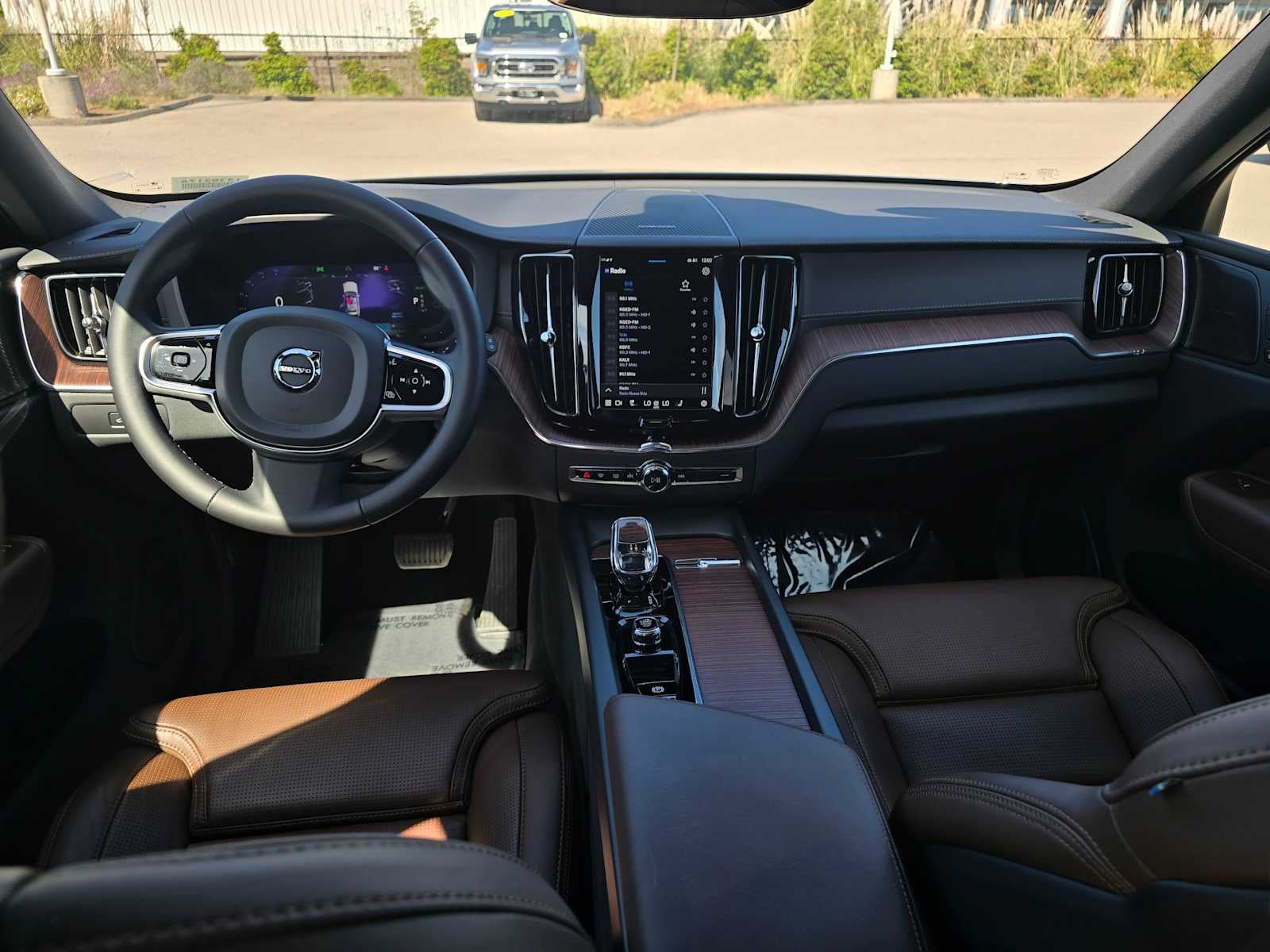 2023 Volvo XC60 Recharge Plug-In Hybrid Ultimate Dark Theme