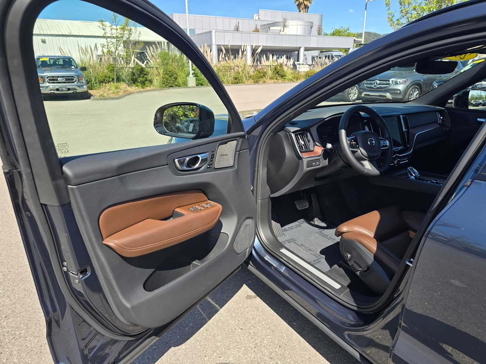 2023 Volvo XC60 Recharge Plug-In Hybrid Ultimate Dark Theme