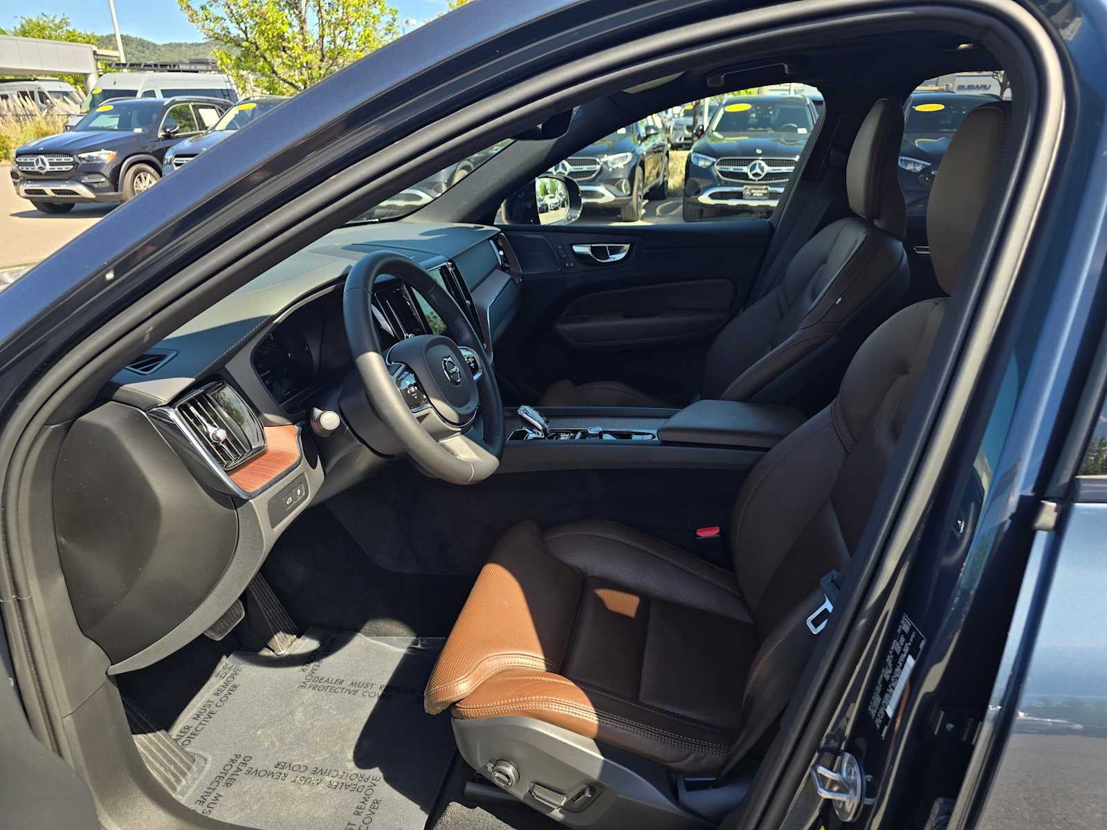 2023 Volvo XC60 Recharge Plug-In Hybrid Ultimate Dark Theme