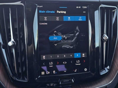 2023 Volvo XC60 Recharge Plug-In Hybrid Ultimate Dark Theme