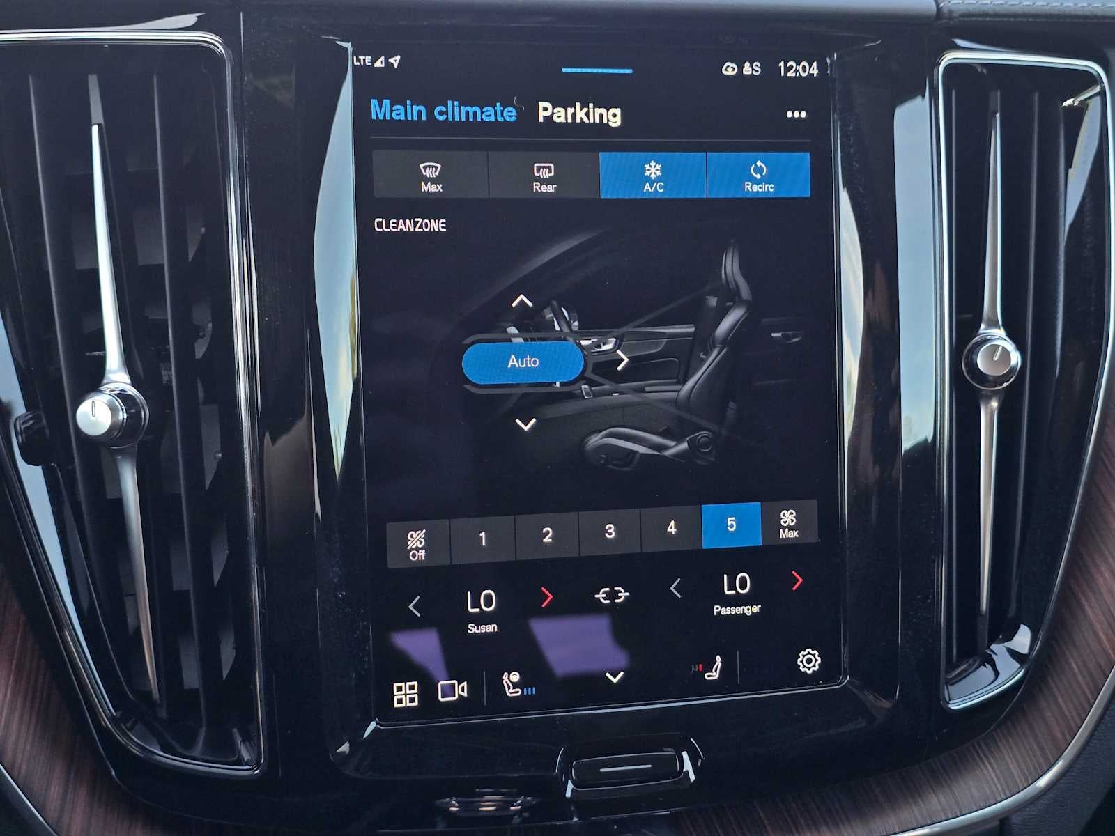 2023 Volvo XC60 Recharge Plug-In Hybrid Ultimate Dark Theme