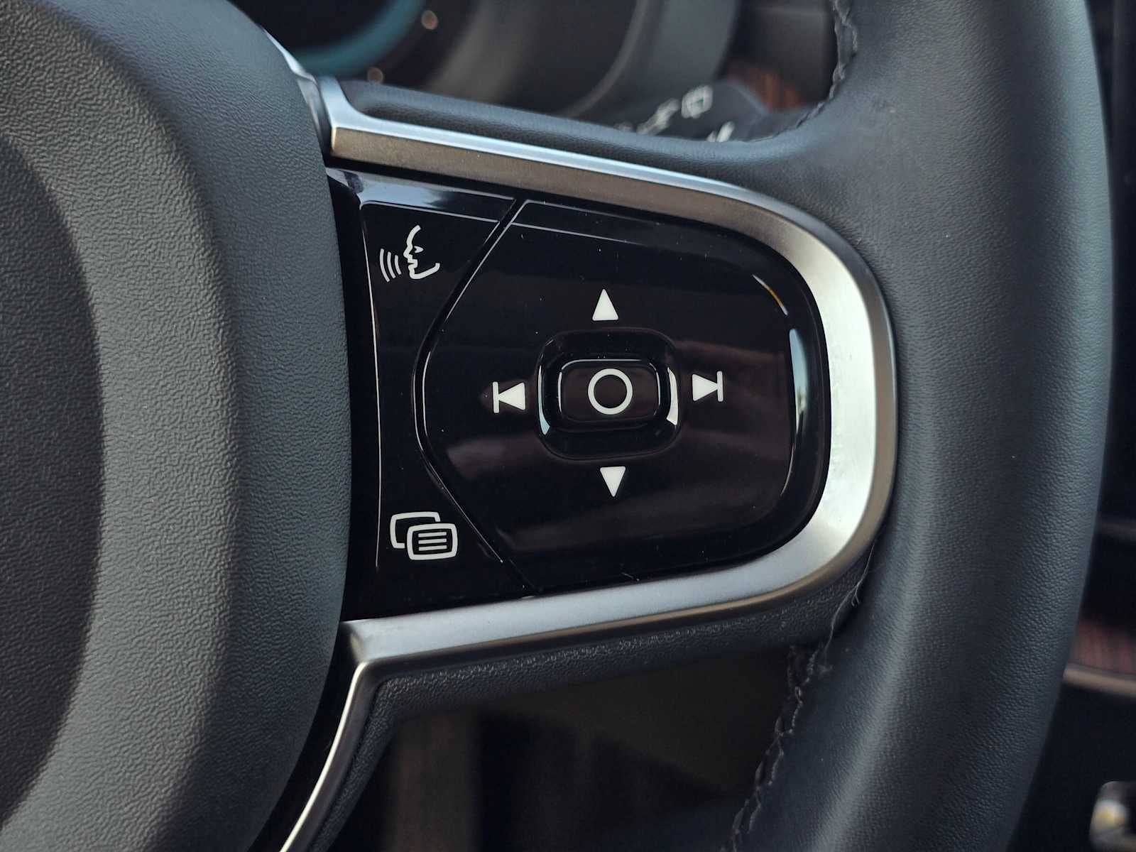 2023 Volvo XC60 Recharge Plug-In Hybrid Ultimate Dark Theme