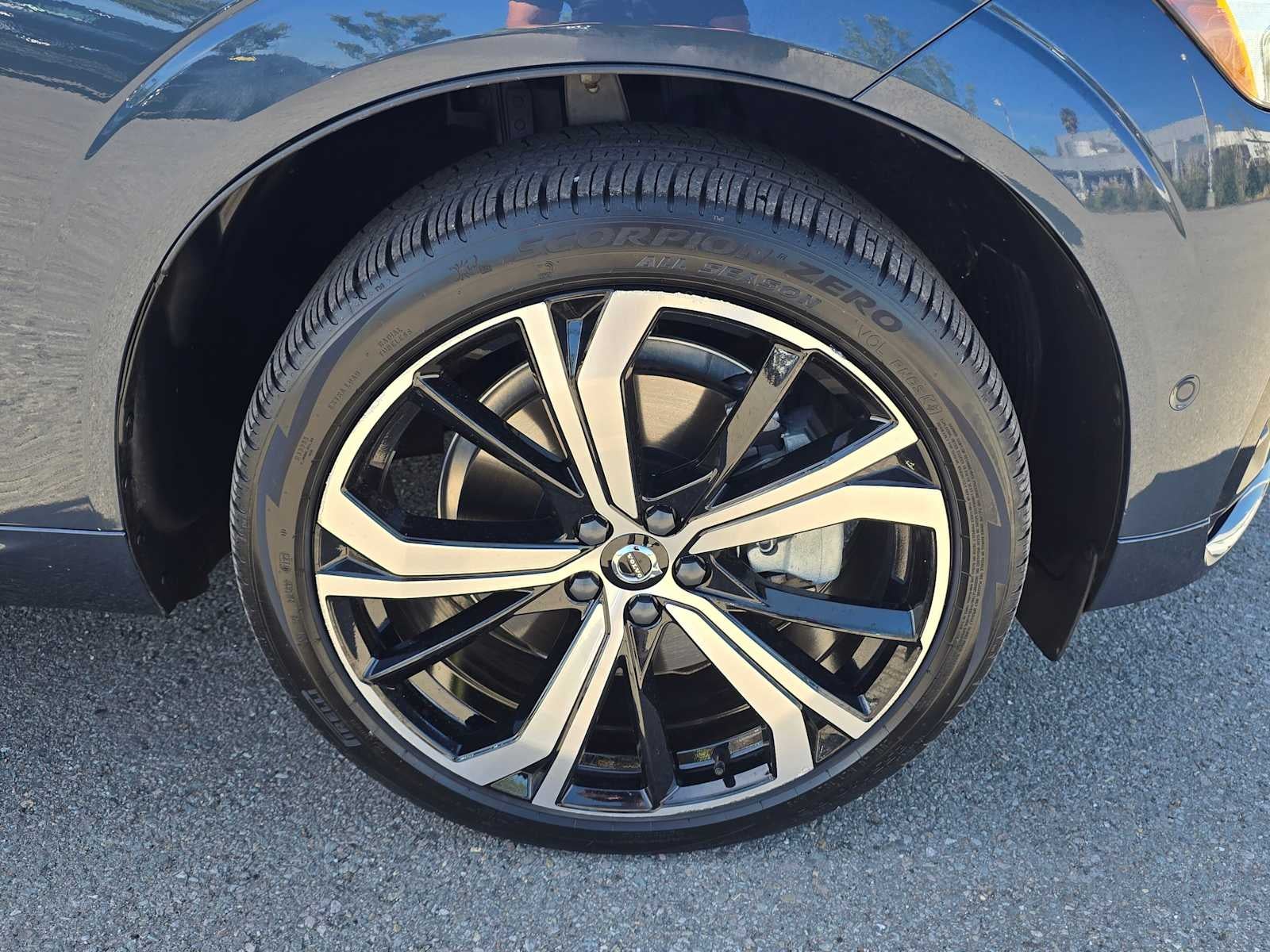 2023 Volvo XC60 Recharge Plug-In Hybrid Ultimate Dark Theme