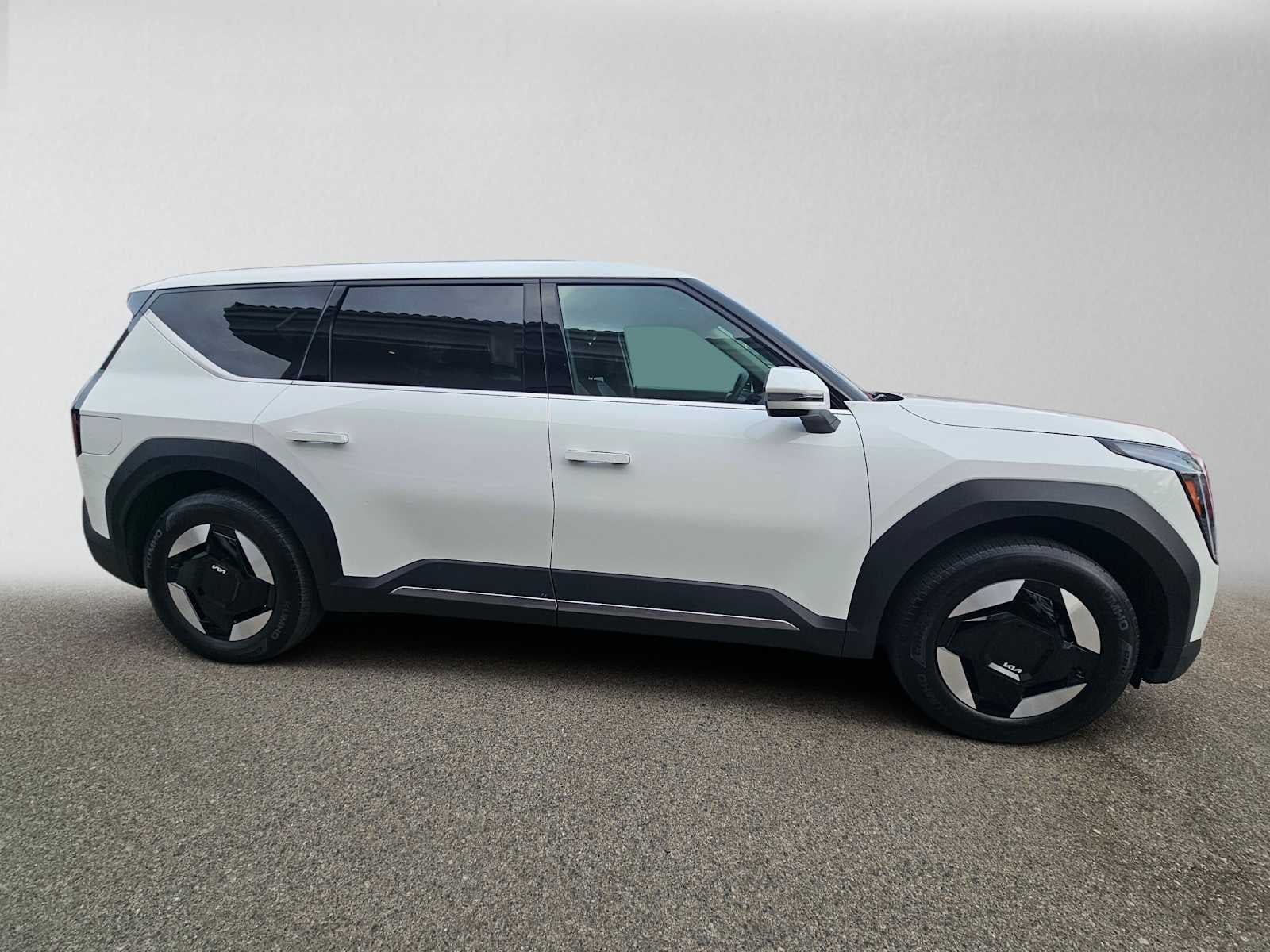 Used 2024 Kia EV9 Light L/R with VIN KNDAB5S14R6042943 for sale in Thousand Oaks, CA
