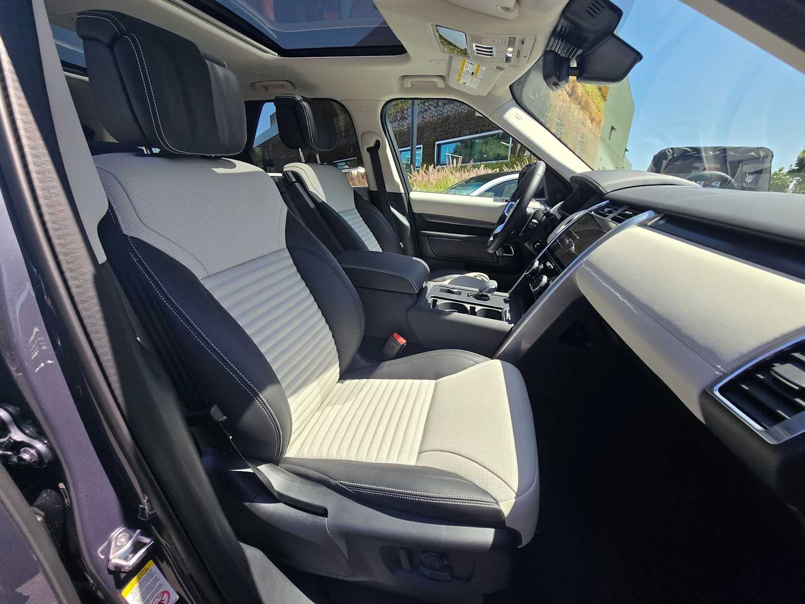 2025 Land Rover Discovery Metropolitan Edition