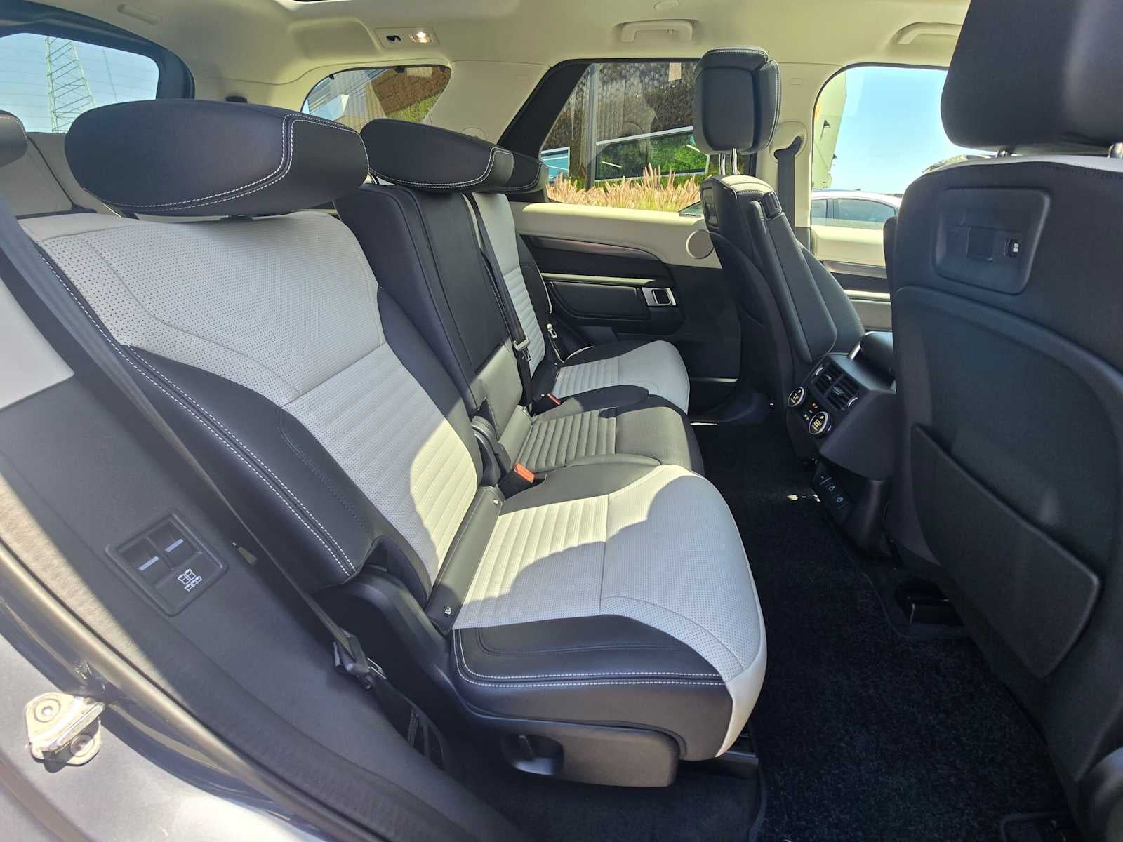 2025 Land Rover Discovery Metropolitan Edition