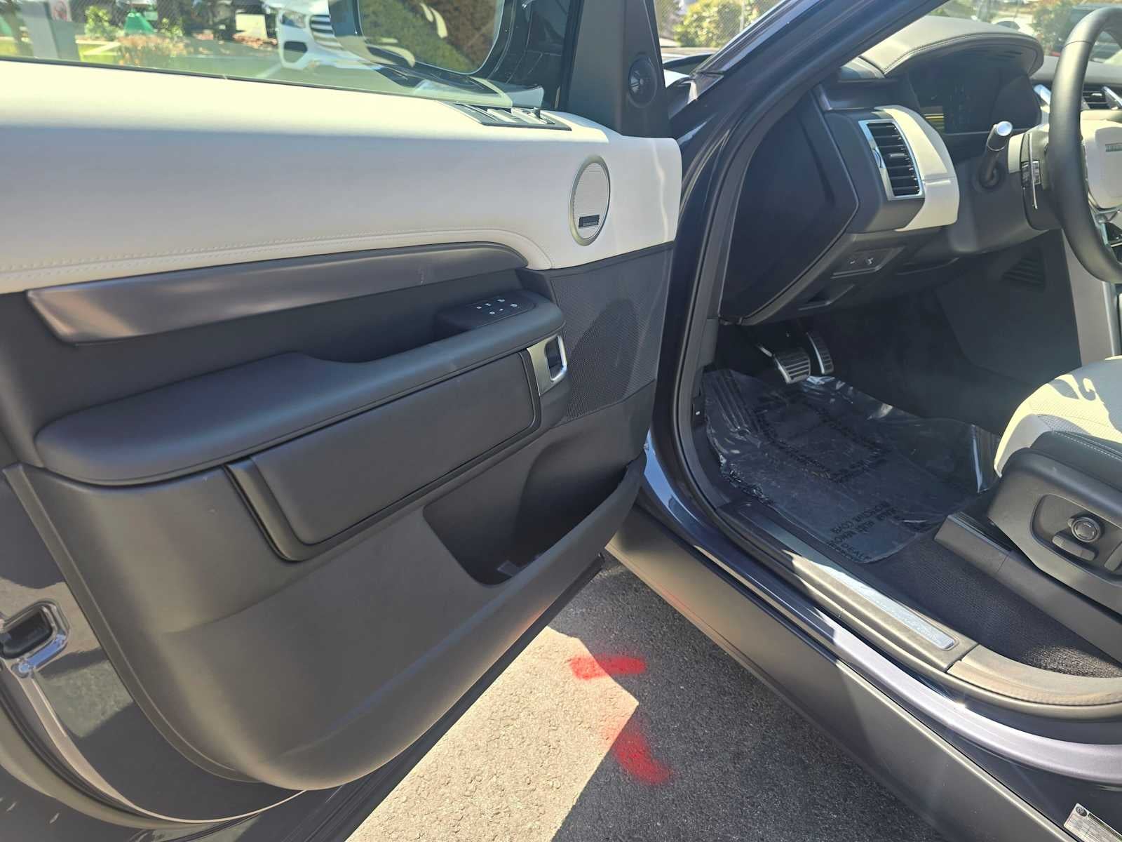 2025 Land Rover Discovery Metropolitan Edition
