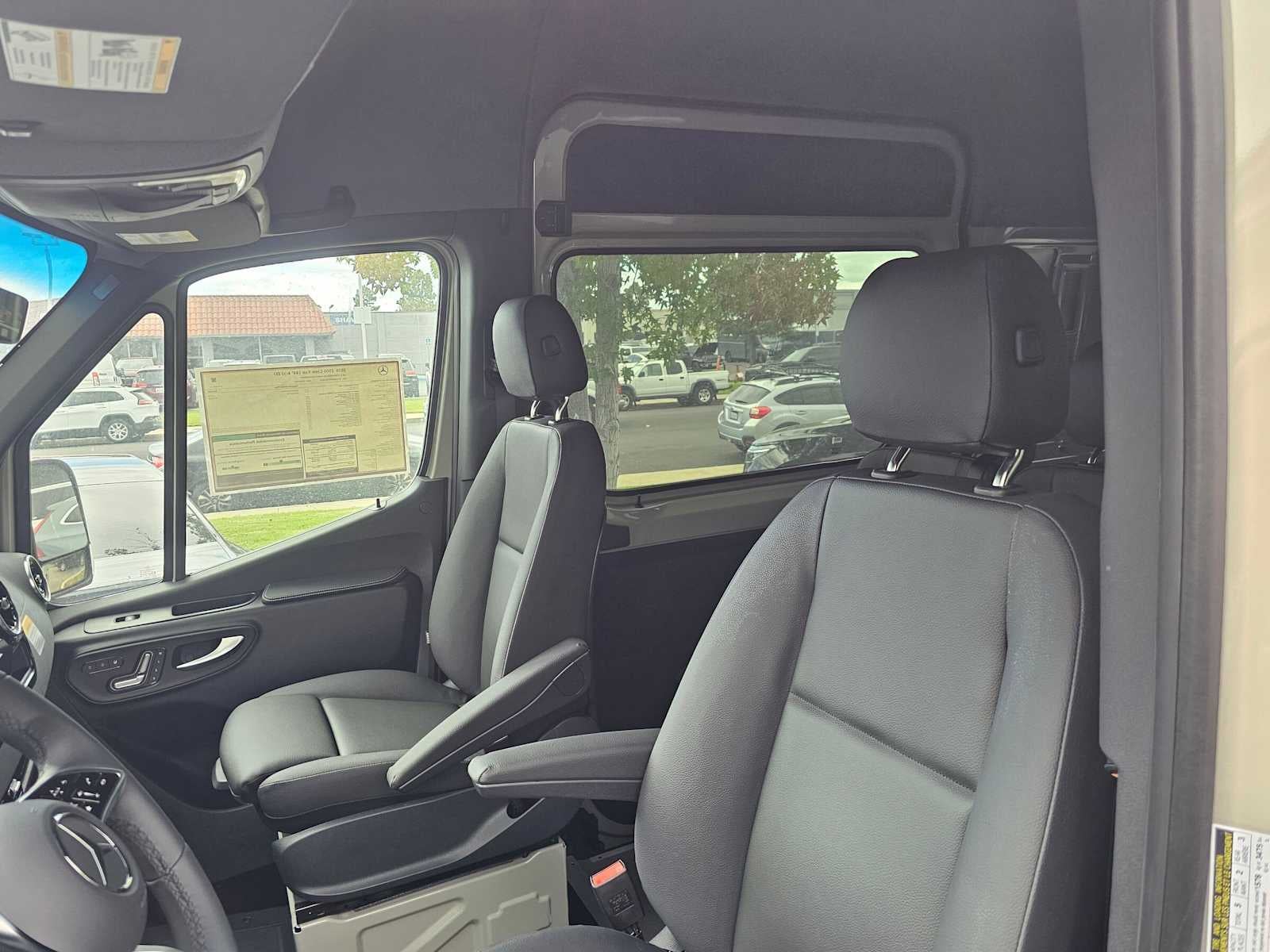 2026 Mercedes-Benz Sprinter Crew 2500 Standard Roof I4 Diesel HO 144 RWD
