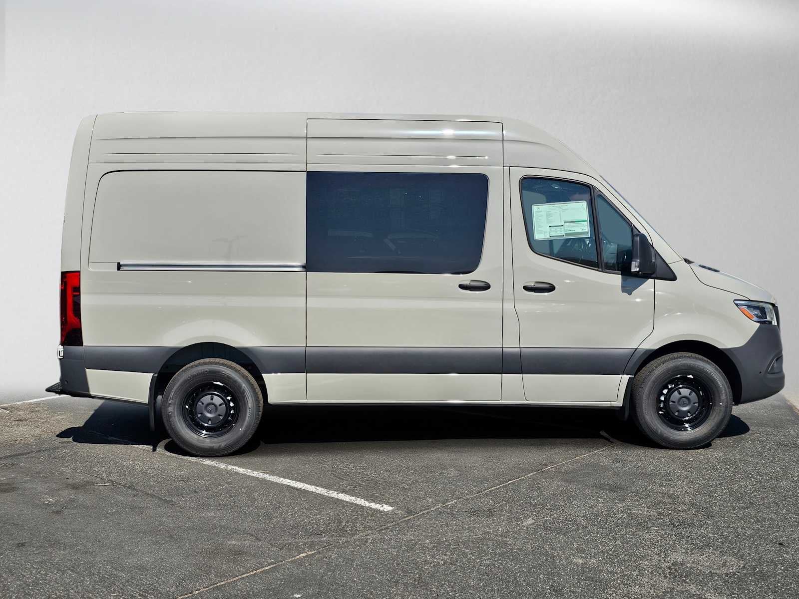 2026 Mercedes-Benz Sprinter Crew 2500 Standard Roof I4 Diesel HO 144 RWD