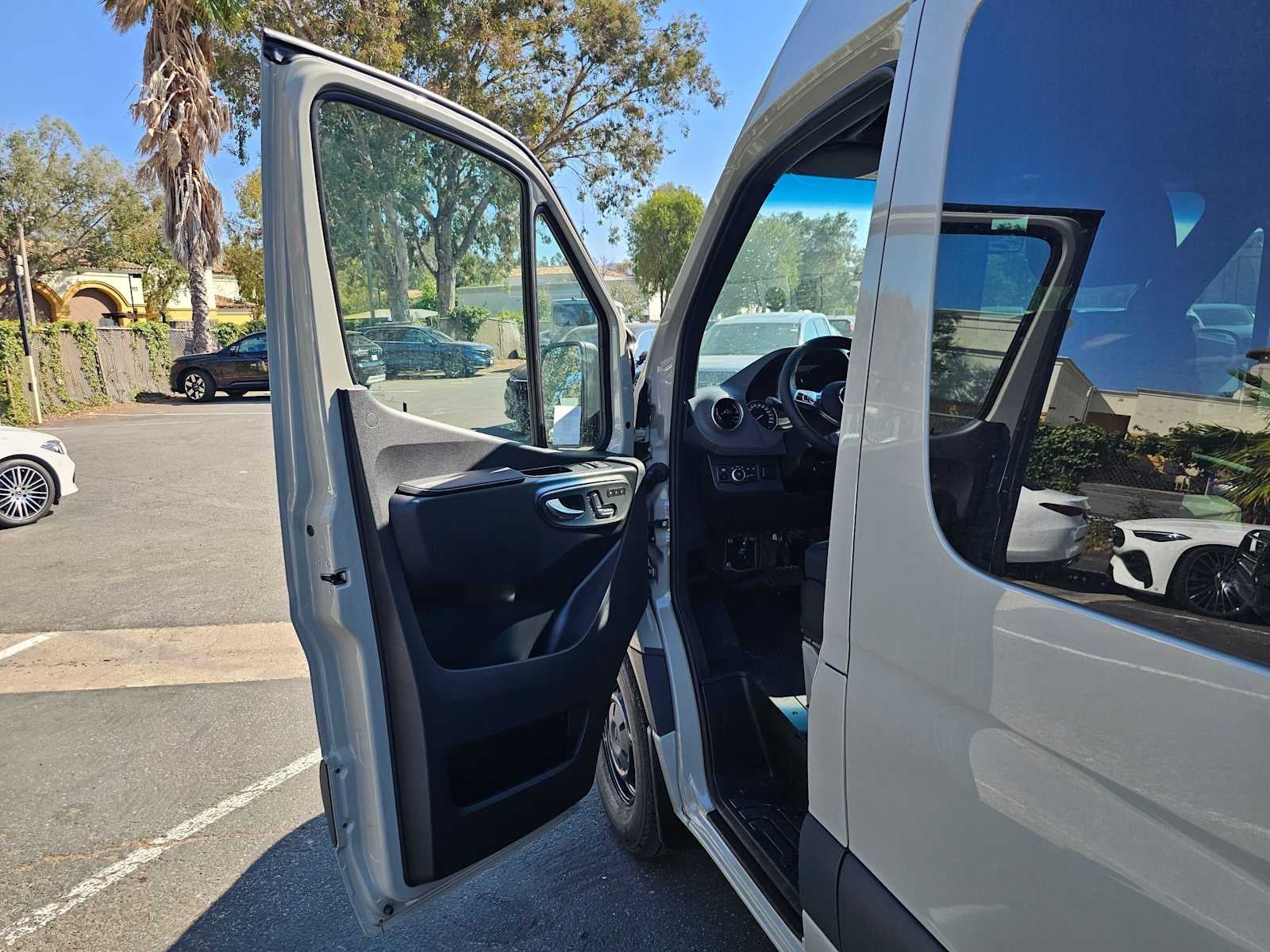 2026 Mercedes-Benz Sprinter Crew 2500 Standard Roof I4 Diesel HO 144 RWD