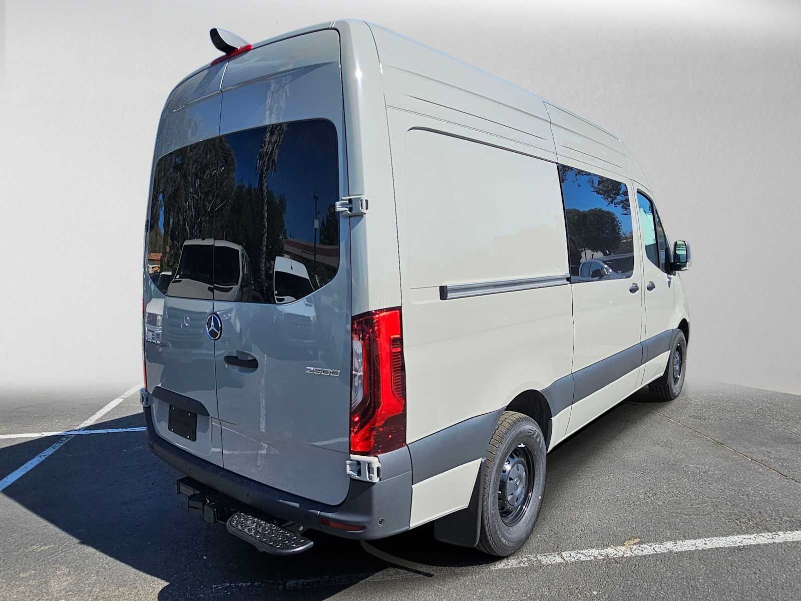 2026 Mercedes-Benz Sprinter Crew 2500 Standard Roof I4 Diesel HO 144 RWD