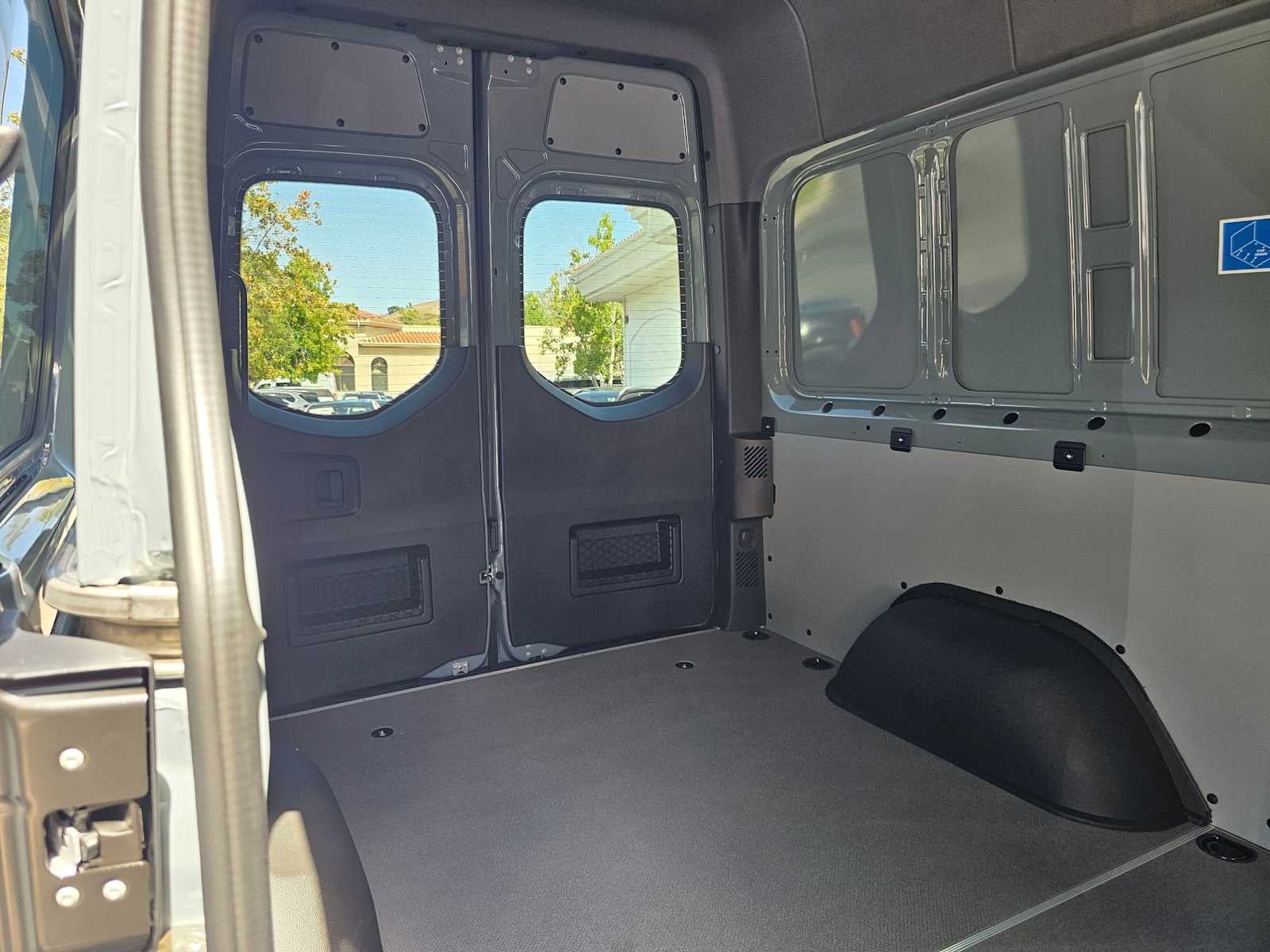 2026 Mercedes-Benz Sprinter Crew 2500 Standard Roof I4 Diesel HO 144 RWD